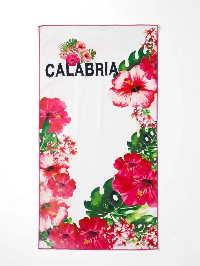 Telo mare bianco con cornice di fiori di ibisco fucsia, rosa e rosso, foglie di monstera verdi e scritta CALABRIA in nero maiuscolo al centro