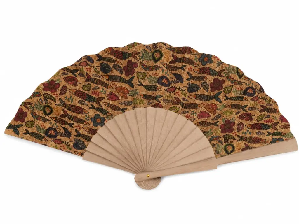 Ventaglio aperto con bacchette in legno chiaro e tessuto beige decorato con pesci stilizzati e fiori in rosso, blu e verde