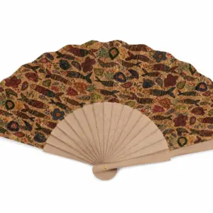 Ventaglio aperto con bacchette in legno chiaro e tessuto beige decorato con pesci stilizzati e fiori in rosso, blu e verde