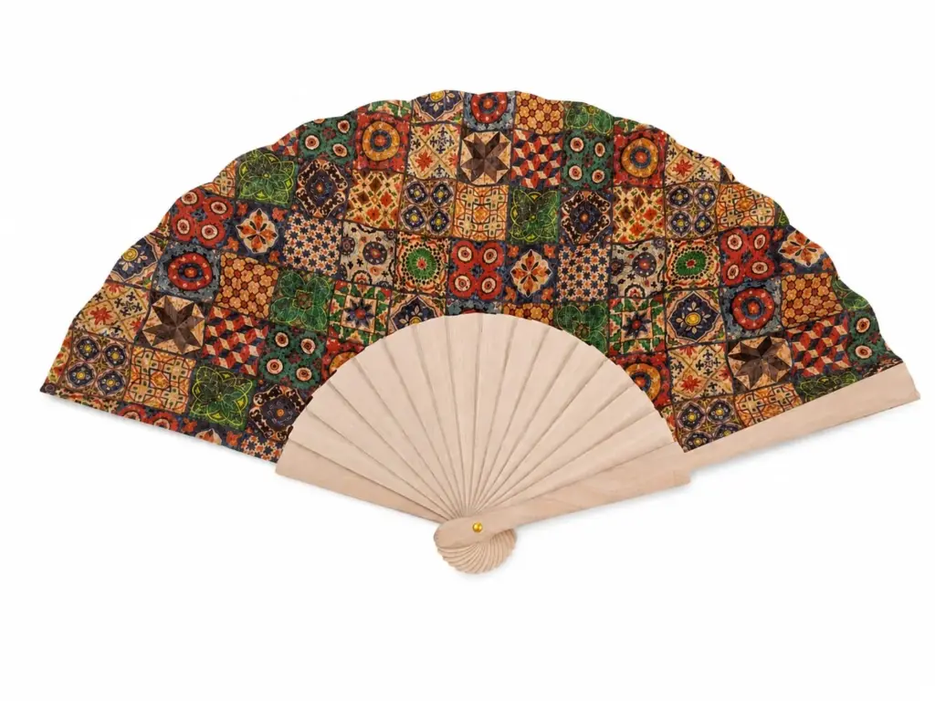 Ventaglio pieghevole con stecche in legno chiaro e tessuto patchwork in rosso, verde, blu e arancio con motivi geometrici e floreali