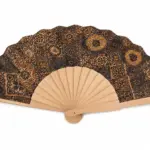 Ventaglio aperto con stecche in legno naturale e decorazione a mosaico geometrico-floreale in nero, blu notte e ambra dorata, perno dorato.