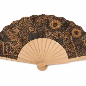 Ventaglio aperto con stecche in legno naturale e decorazione a mosaico geometrico-floreale in nero, blu notte e ambra dorata, perno dorato.