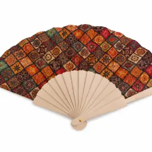 Ventaglio pieghevole aperto con stecche in legno beige naturale e telo a mosaico floreale in toni arancio bruciato, turchese, rosso e bordò